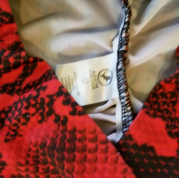 ABS2BFITness scrunch capri leggings! L Red Snake - Picture 3 of 3